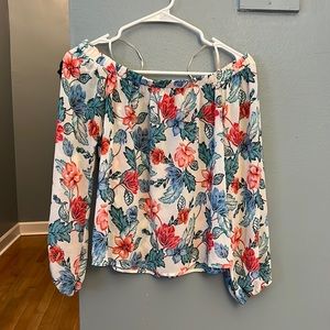 Off the shoulders silky floral top. size S . perfect for Spring/summer!